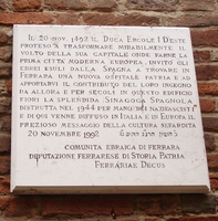 Plaque outside synagogue.JPG